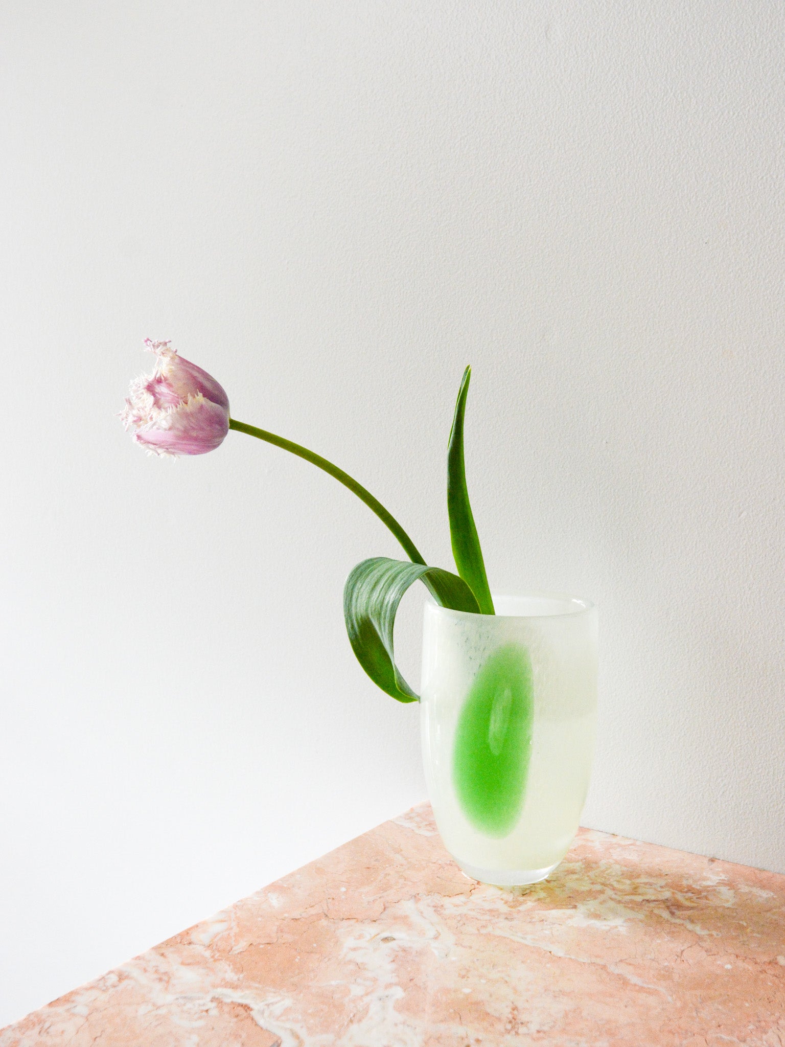 赤い花と白い花瓶　F4 W 33センチ×Ｈ24 FLOWER VASE | 橘 Online Shop